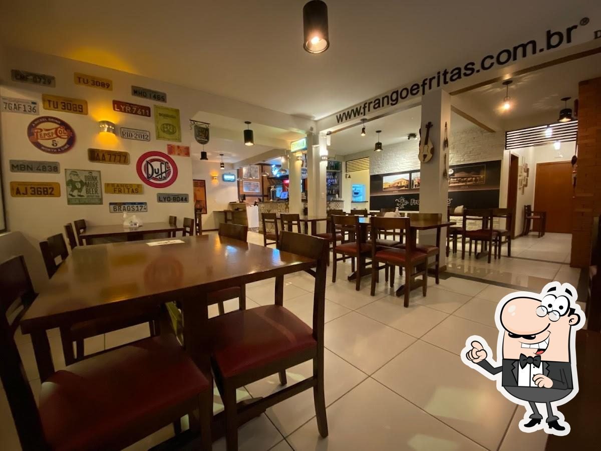 Mesas e decoração do salão do restaurante
